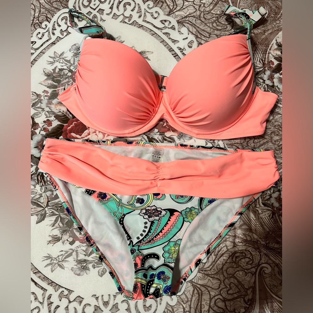 NWOT Women’s 2 PC Swimsuit Bikini - L